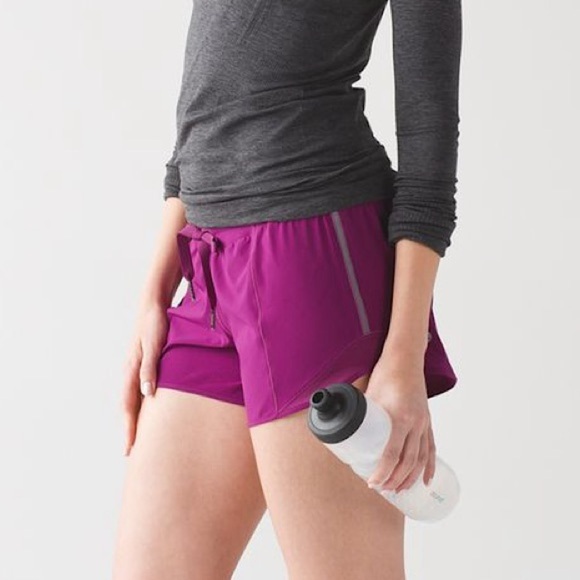 Lululemon Hotty Hot Low Rise lightweight Run Short Long 4” in Deep Fuchsia Sz 6 - Picture 2 of 10